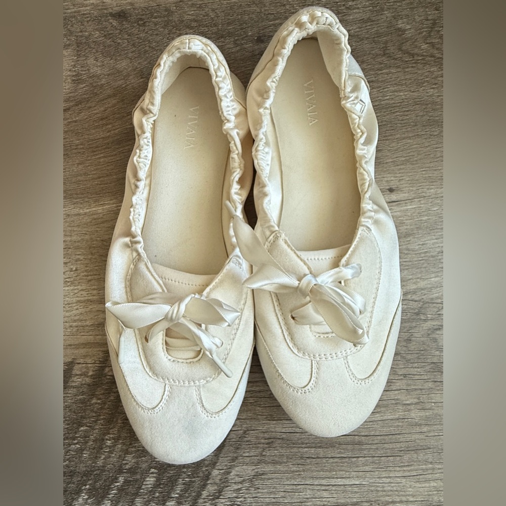 VIVAIA Round-Toe Satin Sneakerina